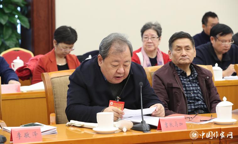 11月28日，吉狄馬加在中國(guó)作協(xié)八屆十一次主席團(tuán)會(huì)上宣讀文件。