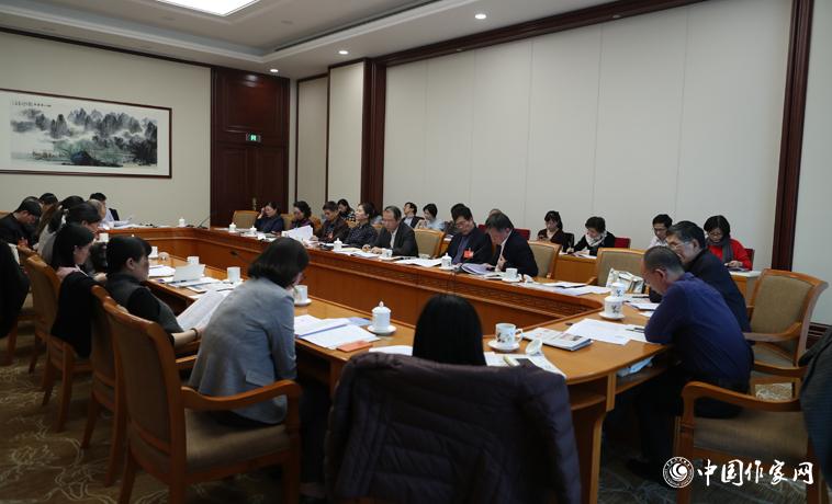 11月30日下午，上海代表團(tuán)分組學(xué)習(xí)討論。