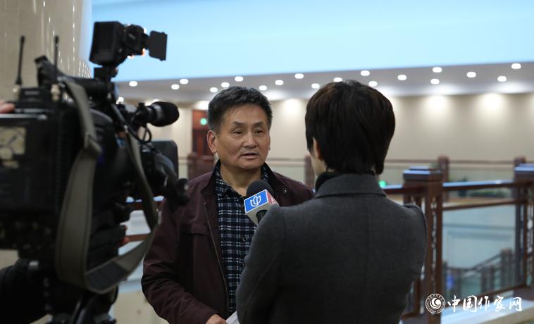 11月30日下午，葉辛接受媒體采訪