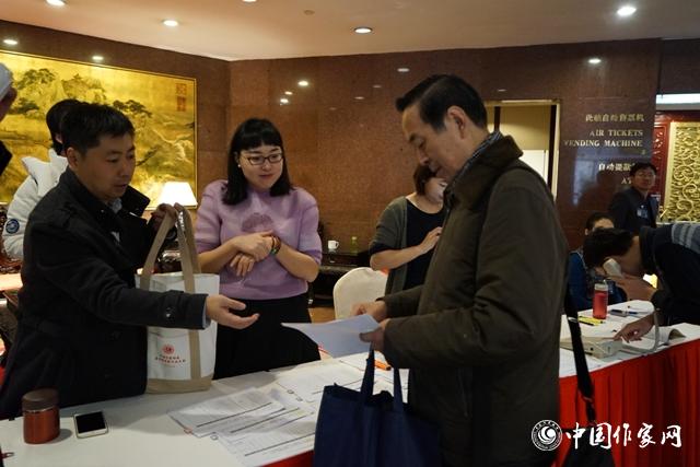 11月28日，中國(guó)作協(xié)第九次全國(guó)代表大會(huì)與會(huì)代表報(bào)到。
