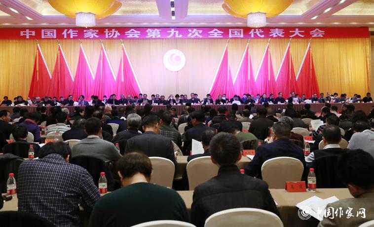 12月1日，中國(guó)作家協(xié)會(huì)第九次全國(guó)代表大會(huì)第二次全體會(huì)召開(kāi)。