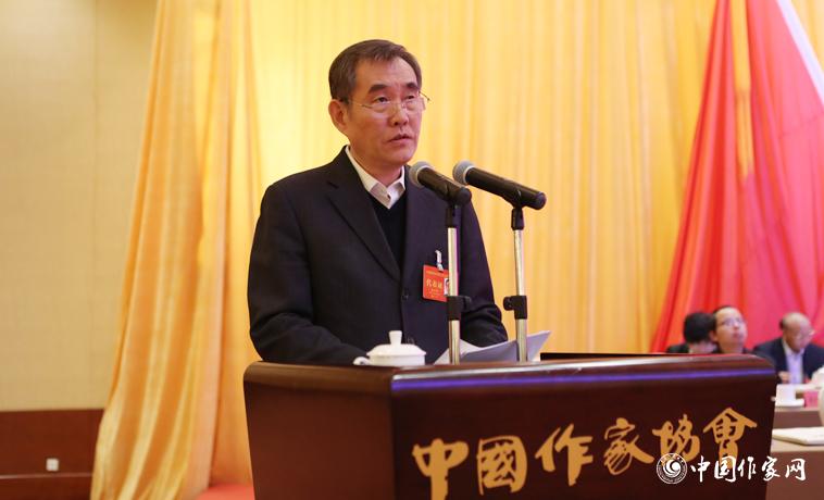 12月1日，錢(qián)小芊作《中國(guó)作家協(xié)會(huì)第八屆全國(guó)委員會(huì)工作報(bào)告》。