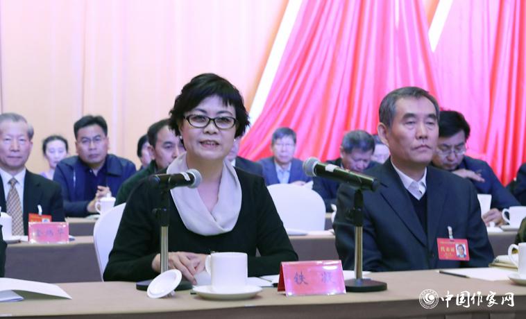 12月1日，中國(guó)作協(xié)九代會(huì)第二次全體會(huì)議召開(kāi)，鐵凝主持會(huì)議。