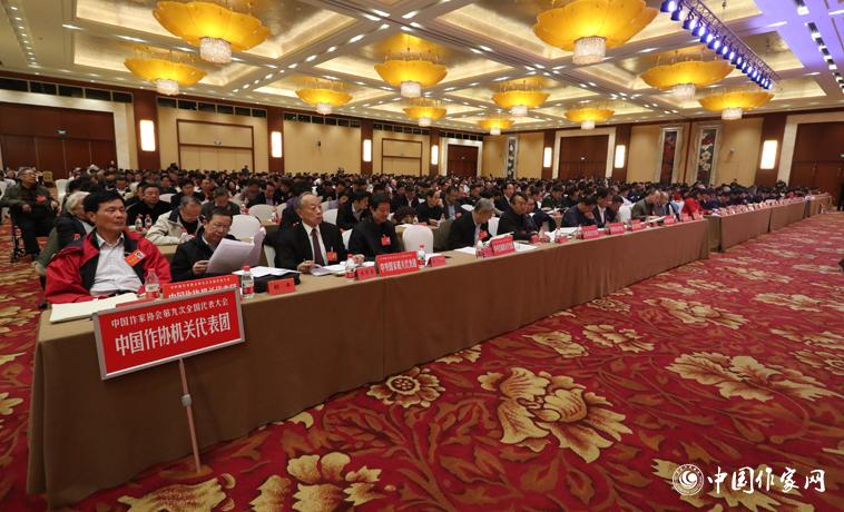 12月1日，中國(guó)作家協(xié)會(huì)第九次全國(guó)代表大會(huì)第二次全體會(huì)議召開(kāi)。