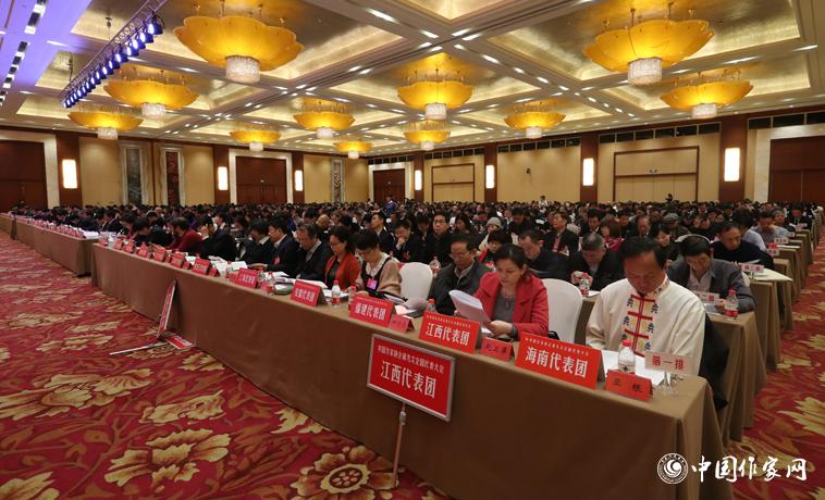 12月1日，中國(guó)作家協(xié)會(huì)第九次全國(guó)代表大會(huì)第二次全體會(huì)議召開(kāi)。