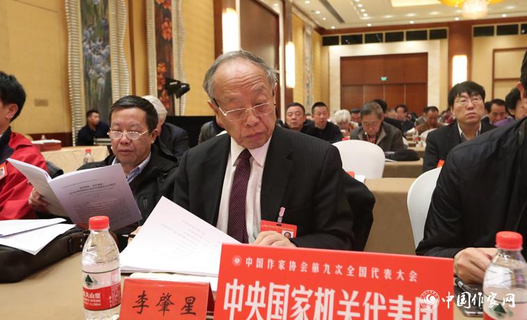 12月1日，中國(guó)作協(xié)第九次全國(guó)代表大會(huì)第二次全體會(huì)議召開(kāi)，代表李肇星聽(tīng)取報(bào)告。