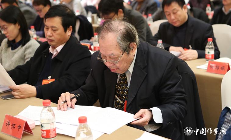 12月1日，中國(guó)作家協(xié)會(huì)第九次全國(guó)代表大會(huì)第二次全體會(huì)議召開(kāi)，代表許懷中聽(tīng)取報(bào)告。