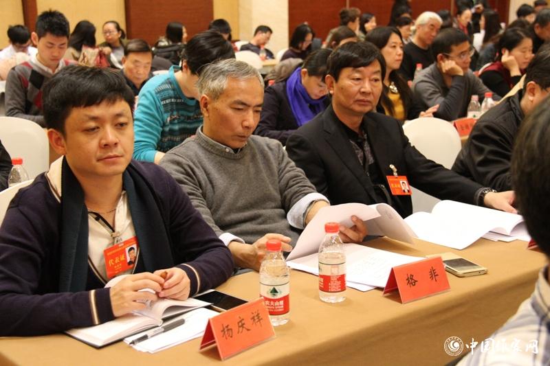 12月1日，第二次全體會(huì)召開(kāi)，與會(huì)代表聽(tīng)取報(bào)告。