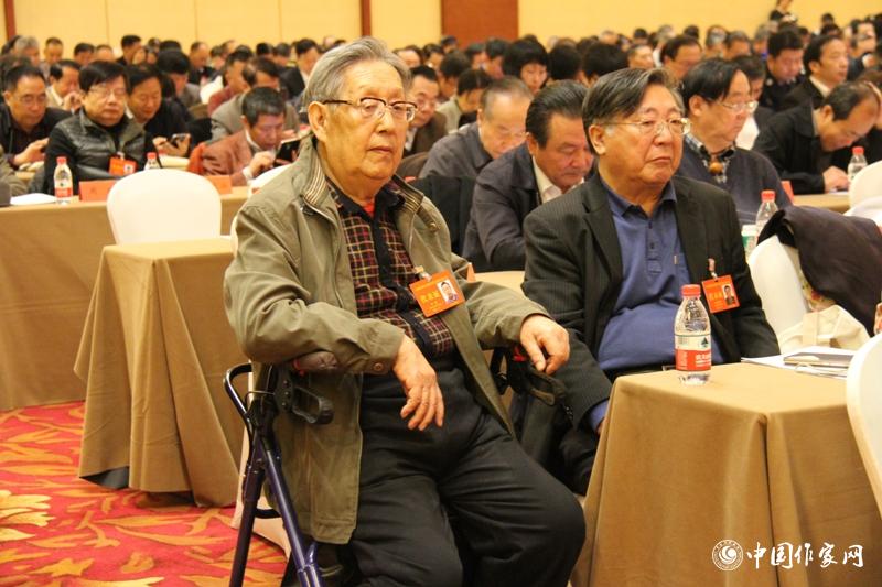 12月1日，第二次全體會(huì)上，代表們認(rèn)真聽(tīng)工作報(bào)告