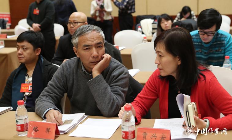 12月1日，第二次全體會(huì)議開(kāi)始前，與會(huì)代表交談。