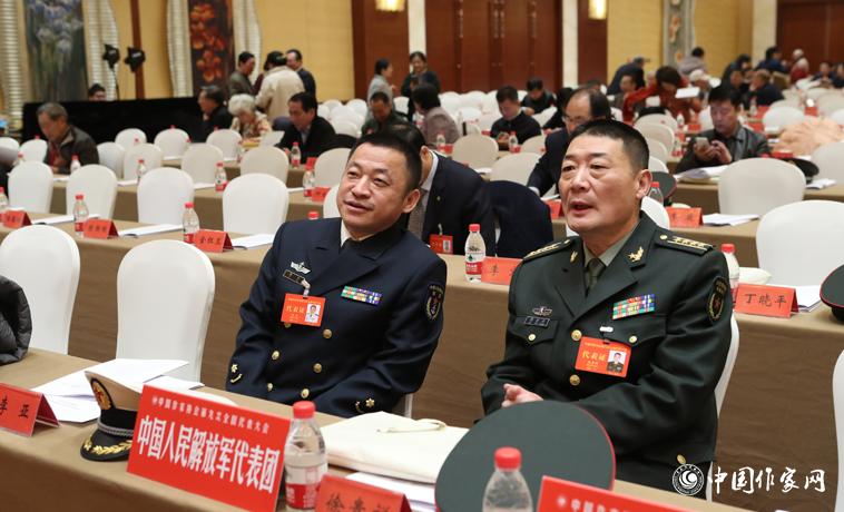 12月1日，第二次全體會(huì)議開(kāi)始前，與會(huì)代表徐貴祥、李亞交談。