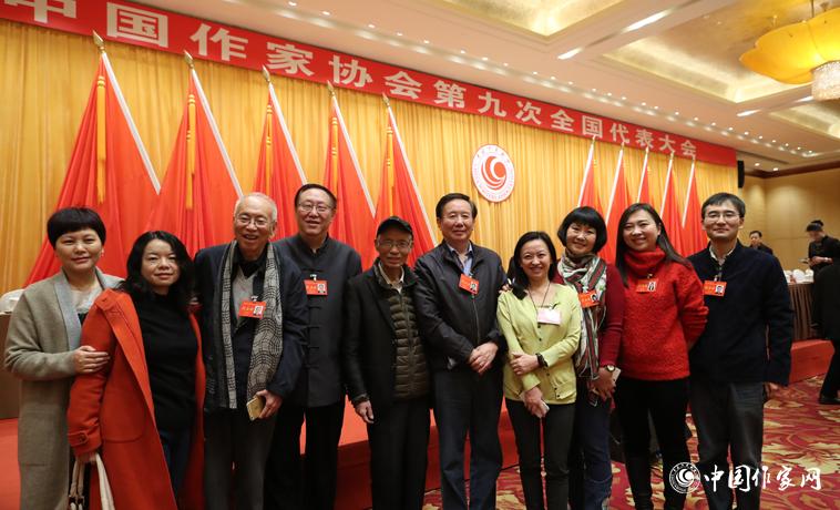 12月1日，第二次全體會(huì)議開(kāi)始前，部分代表合影。