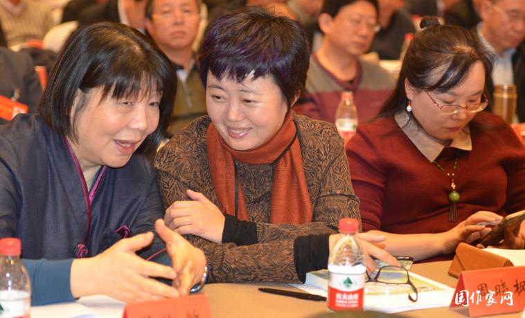12月1日，作家畢淑敏和周曉楓在會(huì)前交談