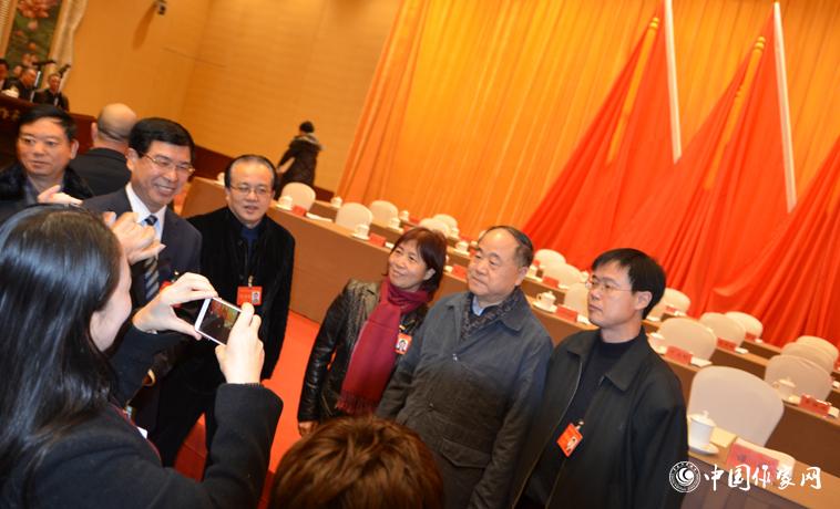 12月1日，莫言被粉絲代表們簇?fù)?/></a><em></em><p><i class=