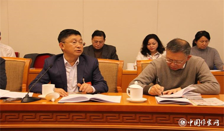11月30日，黑龍江、四川代表團(tuán)分組學(xué)習(xí)討論，代表阿來(lái)發(fā)言。