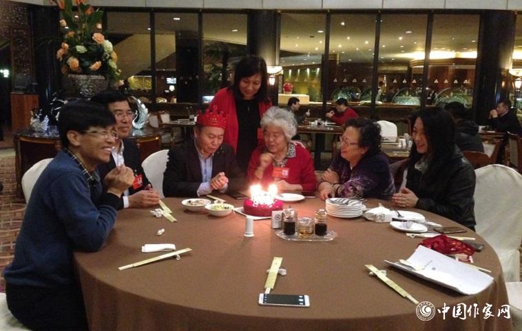 12月1日，代表與工作人員為山東作家譚好哲慶祝生日。