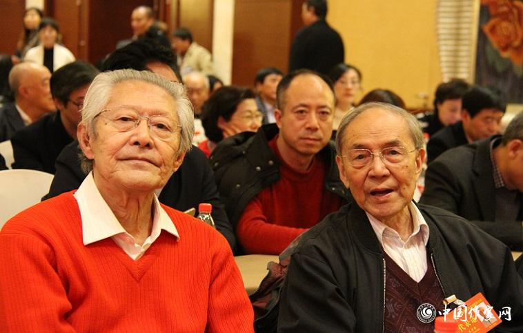 代表束沛德、崔道怡在報(bào)告會(huì)會(huì)場(chǎng)。