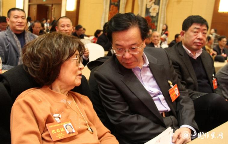 文潔若、李福明等代表在報(bào)告會(huì)前交談。