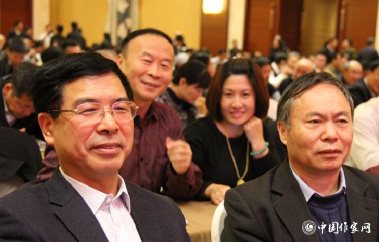 楊學(xué)峰、譚好哲等山東作家充滿期待地等待聆聽(tīng)報(bào)告。