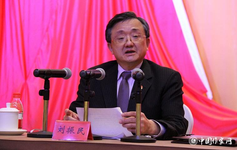 12月2日下午，外交部副部長(zhǎng)劉振民為代表們作國(guó)際形勢(shì)與外交工作報(bào)告。