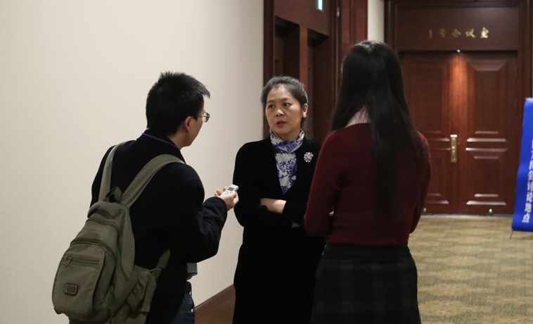 12月1日，黑龍江、四川代表團(tuán)分組學(xué)習(xí)討論，遲子建代表接受媒體采訪。