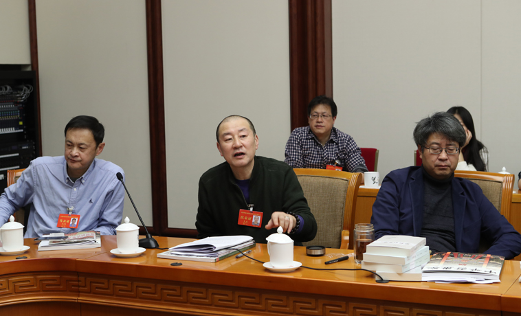 12月1日，黑龍江、四川團(tuán)分組學(xué)習(xí)討論，蔣藍(lán)發(fā)言。