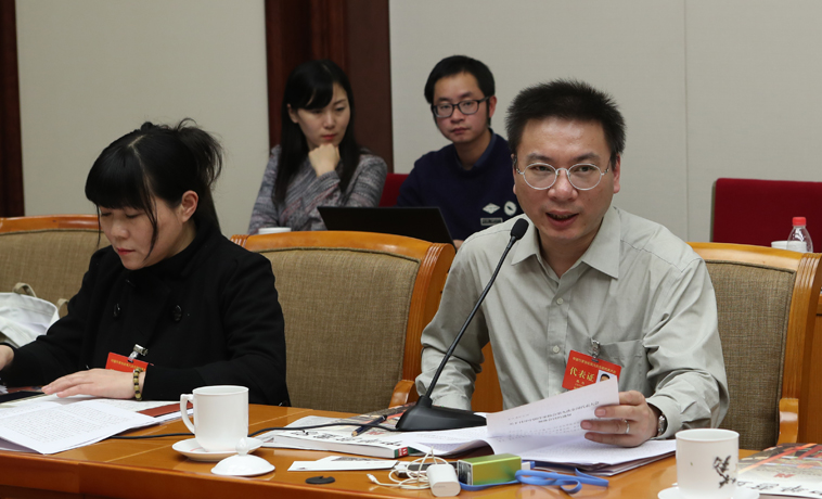 12月1日，上海代表團(tuán)分組學(xué)習(xí)討論，路內(nèi)發(fā)言。
