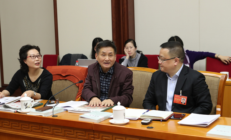 12月1日，上海代表團(tuán)分組學(xué)習(xí)討論，葉辛發(fā)言。