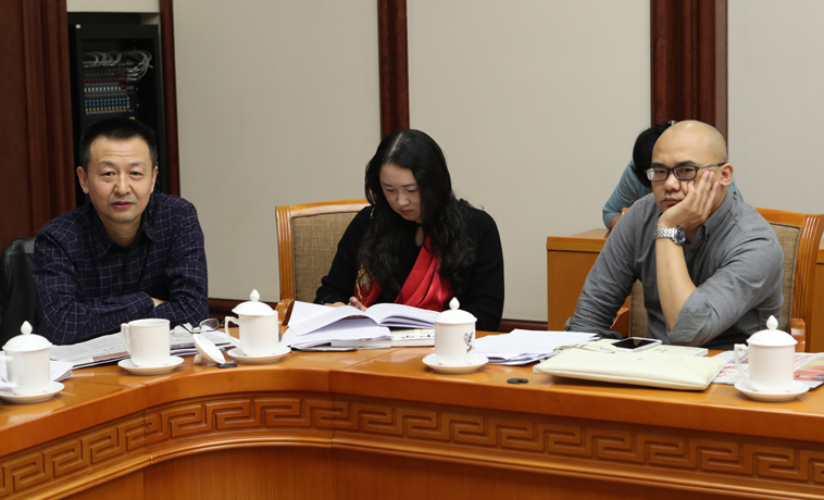 12月1日，江蘇代表團(tuán)分組學(xué)習(xí)討論，汪政發(fā)言。