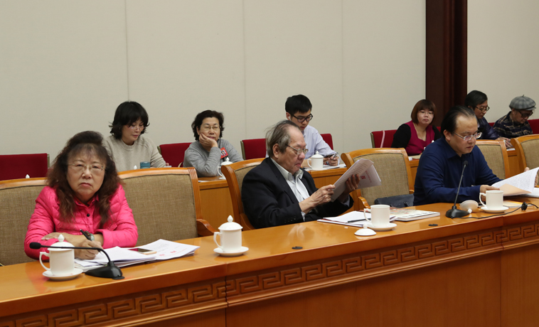 12月1日，福建、湖南團(tuán)分組學(xué)習(xí)討論。