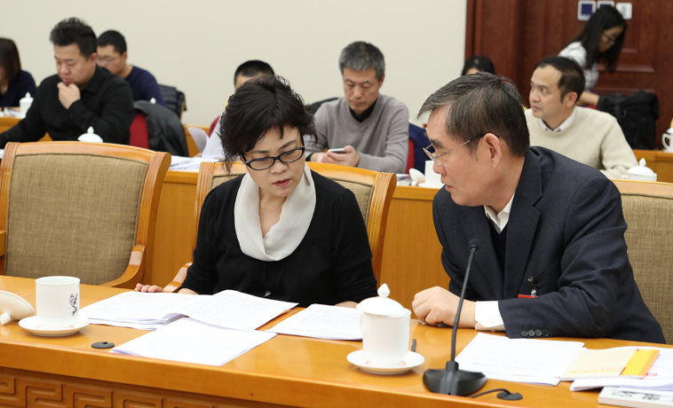 12月1日，中國(guó)作協(xié)代表團(tuán)分組學(xué)習(xí)討論，鐵凝、錢(qián)小芊交流。