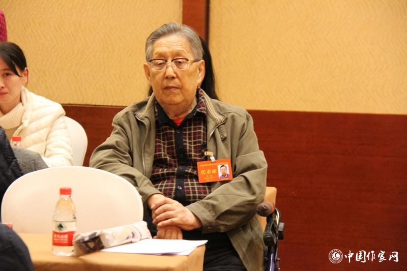 在中國(guó)作家協(xié)會(huì)第九次全國(guó)代表大會(huì)第三次全體會(huì)議上，代表柳萌認(rèn)真聆聽(tīng)。