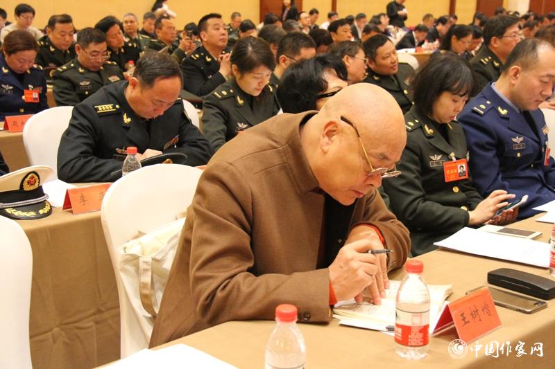 在中國(guó)作家協(xié)會(huì)第九次全國(guó)代表大會(huì)第三次全體會(huì)議上，代表王樹(shù)增認(rèn)真作筆記。