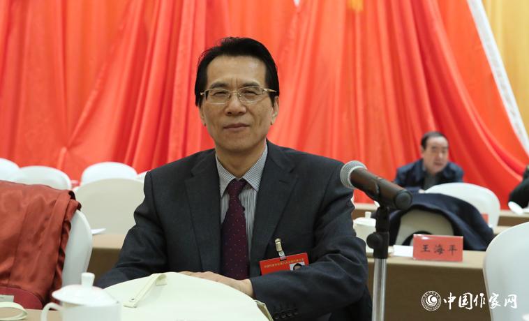 何建明主持中國(guó)作家協(xié)會(huì)第九次全國(guó)代表大會(huì)第三次全體會(huì)議。