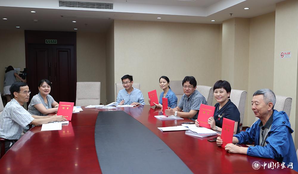 7月24日，全體會議結(jié)束后，綜合二組召開小組會議