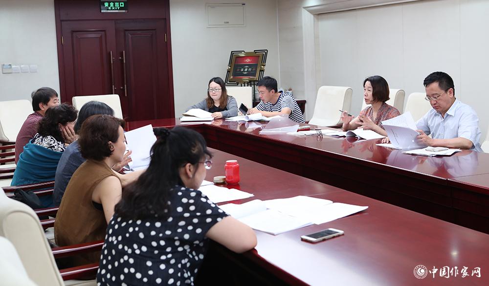 7月24日，全體會議結(jié)束后，綜合一組召開小組會議