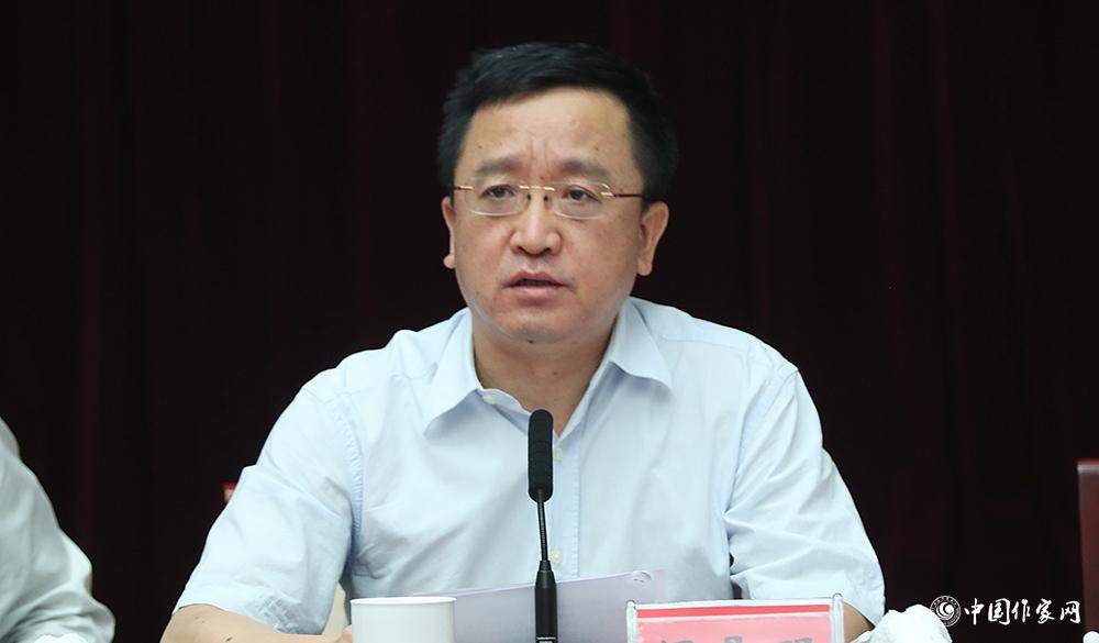 7月24日，第十屆全國優(yōu)秀兒童文學獎評獎委員會第一次全體會議由閻晶明主持