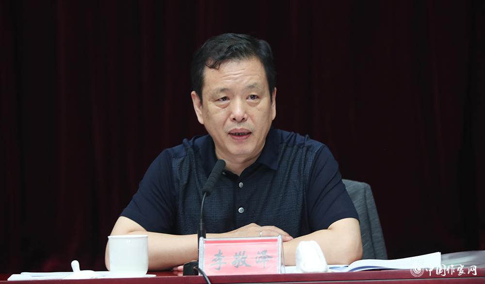 7月24日，李敬澤在第一次全體會議上就評獎條例、評獎細則作說明
