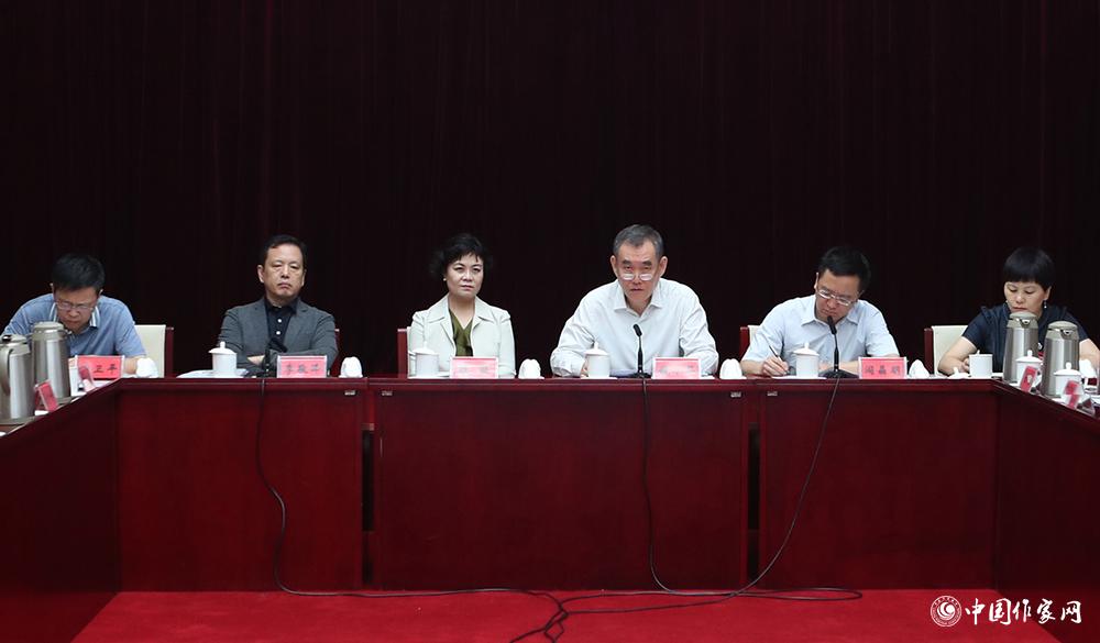 中國作協(xié)主席、第十屆兒獎評委會名譽主任鐵凝（左三）出席會議