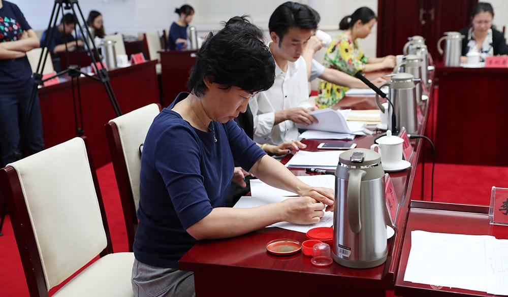 8月4日，紀律監(jiān)察組人員對選票結(jié)果蓋章封存