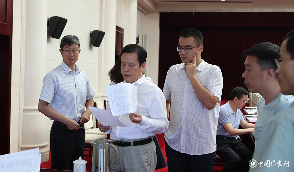 8月4日，李敬澤查看選票統(tǒng)計情況