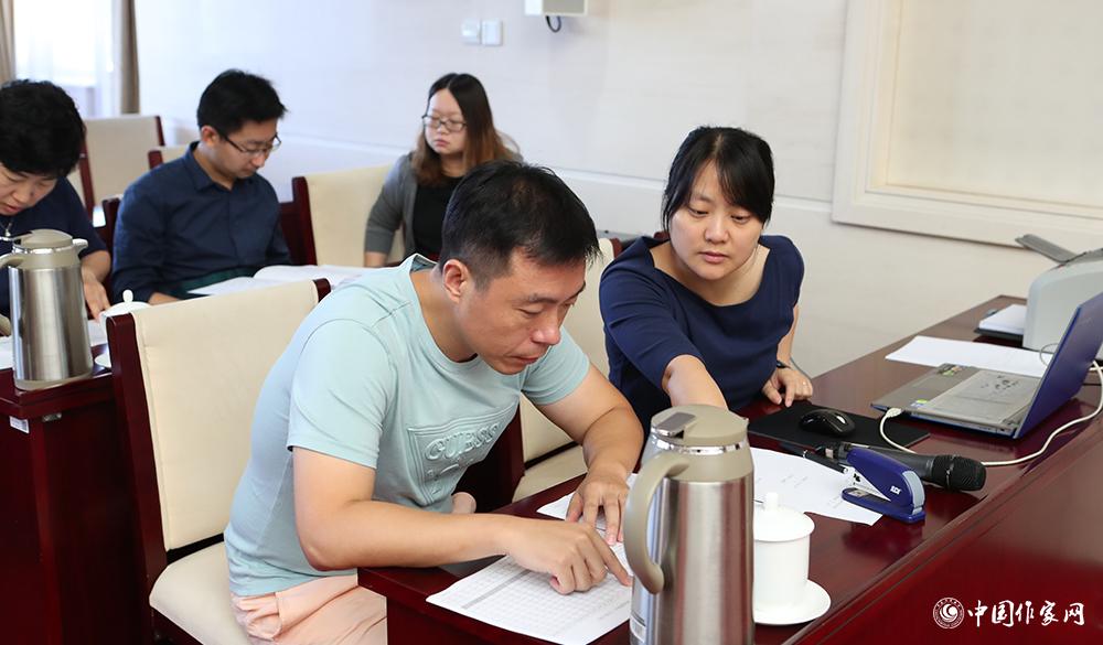 8月4日，各組聯(lián)絡員統(tǒng)計選票