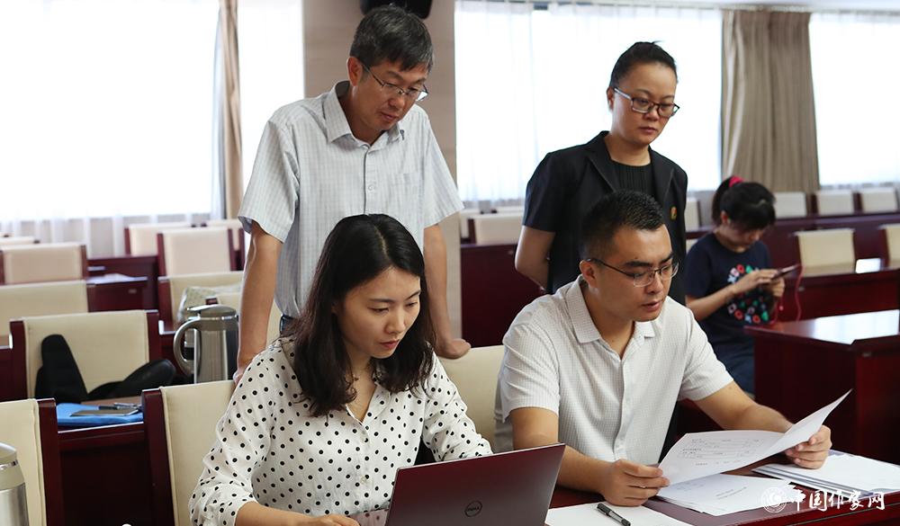 8月4日，各組聯(lián)絡員統(tǒng)計選票