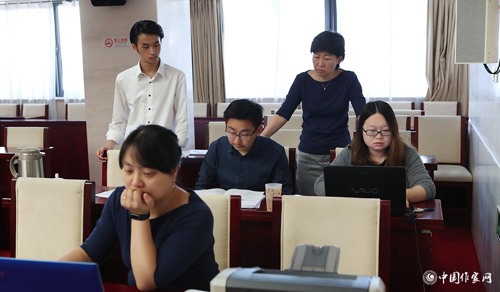8月4日，各組聯(lián)絡員統(tǒng)計選票