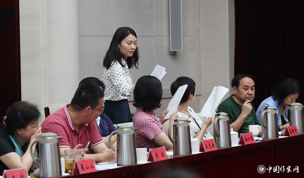 8月4日，第十屆兒獎評委會第六次全體會議上，聯(lián)絡員收回選票