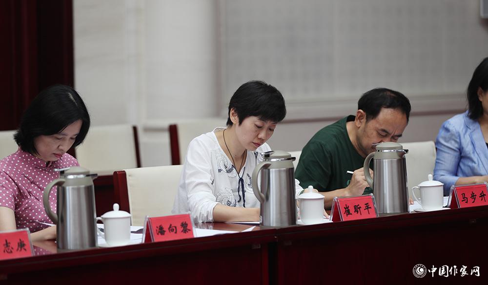 8月4日，第十屆兒獎評委會第六次全體會議上，評委填寫選票