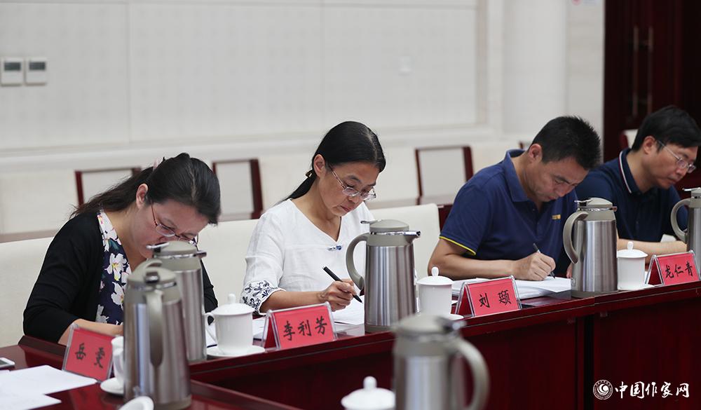 8月4日，第十屆兒獎評委會第六次全體會議上，評委填寫選票
