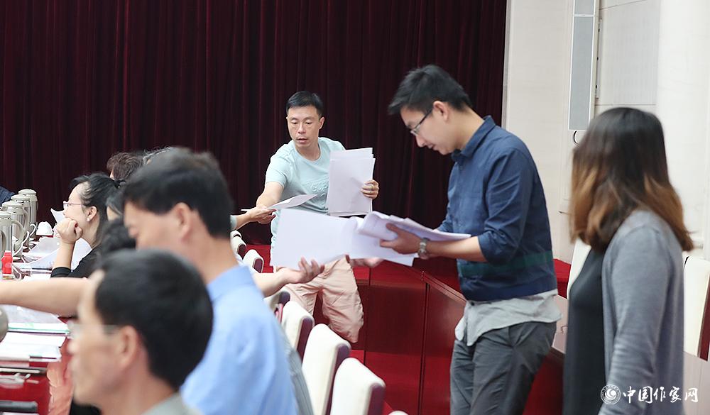 8月4日，第十屆兒獎評委會第六次全體會議上，聯(lián)絡員發(fā)放選票