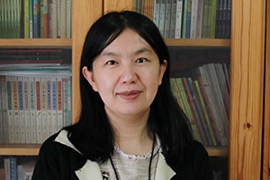 童話：獲獎作品《小女孩的名字》作者：呂麗娜         獲獎感言　　在這本書里，我讓我的小女孩安居在童話世界里。這是個比現(xiàn)實世界更大更神奇更遼闊的世界。我曾在一篇文章里這樣寫過：當一個小女孩走在路上，她總是一只腳踏在現(xiàn)實世界，一只腳踏在童話世界里。因為小女孩就是這樣的，心里總是有那么多那么多的幻想，和那么多那么多的詩意，所以小女孩最適合住在童話故事里。