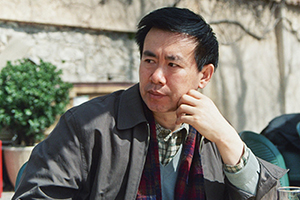 小說：獲獎作品《尋找魚王》作者：張煒         獲獎感言　　我的《尋找魚王》不過是連綴了幾個真實的故事，因為在復雜驚心的現(xiàn)實面前，杜撰往往顯得虛弱和蒼白。其中的一個魚王今天仍然生活在沭河岸邊，另一個早就遁入深山，只把令人慨嘆的傳奇留下。我曾經(jīng)去探尋他們的蹤跡，鉆進過大山深處曲折神秘的居所，那是悍勇倔強的老人們待過的地方……